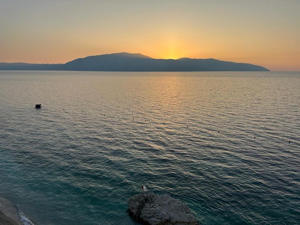 Beachfront With Hotel Facilities Vlorë Buitenkant foto